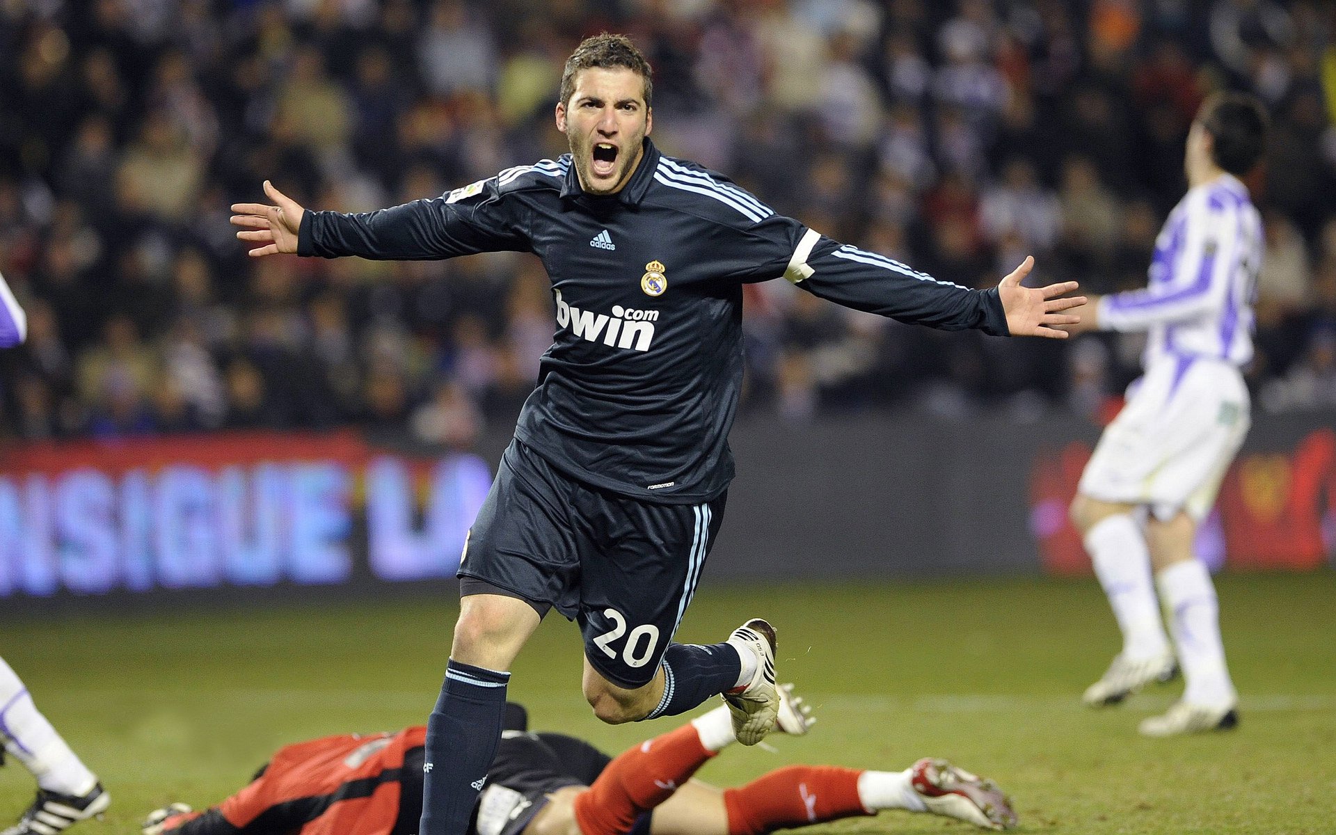 国内足球联赛强队逐渐崛起，争相夺取头名，足球联赛排名中国